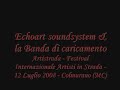 yana odintsova (russia - voce, danza), smail maarouf (marocco - darbouka), rachid hani (marocco - tastiera, percussioni, voce), issam boulakcrour (marocco - darbouka), abd el-rrazaq el-aidi (marocco- darbouka), albert sardei (italia / randa - voce), olmo andrei manzano anorus (messico / italia - percussioni afrocubane), marasinha siriwardana kassun dias (sri lanka - percussioni), kai kundrat (germania- sax, percussioni), laura gon�alves (brasile -voce), elias salvini (brasile- percussioni, tromba, voce), pape ndong (senegal - percussioni), bi yi (cina - chitarra), alessandra ravizza (italia - voce)
direzione musicale : davide ferrari

nata nel capoluogo ligure su iniziativa dell'associazione echo art con la collaborazione dell'assessorato alla cultura del comune di genova, l'orchestra prende il nome della piazza vicino al porto antico dove si svolge molta della vita degli immigrati genovesi.
un laboratorio musicale per far dialogare culture e tradizioni.
la banda di piazza caricamento nasce come simbolo artistico della convivenza e della non violenza, della creativita' e della metamorfosi culturale, per la definitiva consacrazione di genova citta' multietnica. formata da 16 musicisti, la banda e' un ensamble di giovani provenienti dai cinque continenti e che risiedono nel capoluogo ligure. si fanno portavoce d'integrazione e testimoni delle tradizioni dei loro paesi fondendo, in un sound incalzante e prorompente, i ritmi cubani delle congas, quelli africani della darabouka e del djembe, le voci rap delle metropoli, le melodie vocali dell'europa dell'est, del brasile, dell'india e dell'italia, i magici arpeggi della kora, l'arpa africana, e tanti altri strumenti che dialogano e si fondono.
il flusso sonoro e' corredato da interventi di danza. gia' dal loro primo esordio, nell'aprile del 2007 a palazzo ducale in occasione della festa di liberazione, con la potenza delle percussioni e l'incanto delle voci hanno riscosso un notevole successo di pubblico e critica, ottenuto anche in diverse citta' e importanti festival: al 'mondo mare festival', del teatro dell'archivolto, 'intramundi' a roma in piazza vittorio, 'le notti di san lorenzo' a cascina monlue' in milano, la 'prima' notte bianca di genova e 'percussionistica' a umbertide.
