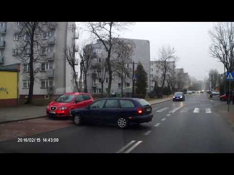 Tego nie ogarniesz. Blondyna i jej parkowanie auta na środku jezdni