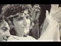 brano del mio amico lino sabella (addova)

http://it.youtube.com/user/addova
 
lino cantautore di sentimenti e valori imprescindibili, anima nobile e continuatore della vera e bellissima cultura napoletana. 
grazie lino per avere offerto anche a me l'opportunit� di raccontare con le immagini questo tuo bellissimo brano.

ciro 'e a' musica
(testo)

ciro se sceta a miezo juorno a matina
va dint o' bar   accatt o cafe' o' giurnale
se gira attuorno,cerca quaccosa  a fa' 
ma nun ce sta' niente a fa'  e nu' disoccupato

si penzo ca sta' musica ma levato a miezo a via
aggia ringrazia 'a mamm� non certo sul a dio 
pecche' ha esaudito o' desiderio e nu' criaturo
ca invece e nu' fucile a vuluto na' chitarra 
e mo' sono e canta e nun so' n'ommo e camorra

a ciro ce piace e suna' ce piace e canta e a vita soja
 ma nun po' purta annanz' na ' famiglia
 
ciro vo' allucca nun sape ca sta' vita po' cagna
pe tramente e' accus� nun ce penza' 
e lavammece e 'mmane

disoccupazione disoccupazione 
ma ciro o' sape ca se trase sulo cu a maniglia 'bbona
chesto e' ajere 
chesto e' oggi 
e chest' e dimane
e intanto je son..... son    
e intanto e' accumminciato 'nata guerra 
se scetato 'natu masaniello
se spara 'miezo a via e a
gente abballa nata tarantella sona sona

e po' si tiene a ciorta e truva' na' fatica 
chello che faje faje e meglio ca nun t' o' dico
e pure tengo mman nu mestiero d' oro 
e po' songo n' artista 
io nun song e 'nato ambiente a' sora

ciro vo' allucca nun sape ca sta' vita po' cagna
pe tramente e' accusi che ce vuo' fa 
e lavammece e mmane

ciro vo' allucca nun sape ca sta' vita po' cagna
pe tramente e' accusi che ce vuo' fa 
e lavateve e mmane.