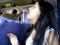 Joyce ensinando a fazer bolinha de chiclete