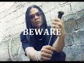 o-dogg:
ilibing sa lupa ang mga sosyal
eto na ang supulturero at hindi na magtatagal
mga naka-giordano pantalon ay girbaud
kaysarap pukpukin ng mikropono yo paingles-ingles
kapag sila'y nagkikita payabangan ng pantalon
pare-pareho naman sila, aminin katok mga 