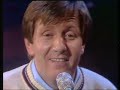 stephan sulke - die moral 1982

wenn da so'n bananenheini drunten am �quator 
seinem volk das letzte st�ckchen brot sich klaut, 
schickt der michel den 'nen barscheck �ber den senator, 
dass der sich damit 'nen neuen palazzo baut. 
doch, wenn joe, der knacker, sich mal wieder eine bank leert, 
weil er urlaub machen will in sankt moritz, 
schreit die meute voll emp�rung: so was ist doch mehr wert, 
nur f�nf jahre knast, das ist wohl ein witz! 
die moral, die moral, die moral von der geschicht', 
die versteh' ich nicht. 

wenn da irgendso ein julius dingsbums oder sonstwer 
ganze v�lker in den boden trampeln kann, 
schw�rmt der friedel nitsche ein paar tausend jahre nacher, 
und im brockhaus steht, er war ein grosser mann. 
aber wenn der depp von nebenan total besoffen, 
sich mal samstagnachts f�r garry cooper h�lt, 
und weil er nicht zielen kann, hat er 'nen kopf getroffen, 
schreit die meute, der muss an die wand gestellt. 
die moral, die moral, die moral von der geschicht', 
die gef�llt mir nicht. 

wenn das lieschen, weil sie doof ist, ihre sch�nen beine, 
jedem hergelauf'nen typen r�ber schiebt, 
sind die spiesser voller lob und beifall f�r die kleine, 
weil sie jedem sich diskret und gratis gibt. 
aber als das lieschen schliesslich doch begriffen hatte, 
wie man schmusen kann, dazu gleich geld verdient, 
stand die ganze heilige familie auf der matte 
und schrie laut, dass sowas sich doch nicht geziemt. 
die moral, die moral, die moral von der geschicht', 
die hat ein dreckiges gesicht.