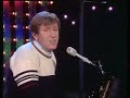 stephan sulke - die moral 1982

wenn da so'n bananenheini drunten am �quator 
seinem volk das letzte st�ckchen brot sich klaut, 
schickt der michel den 'nen barscheck �ber den senator, 
dass der sich damit 'nen neuen palazzo baut. 
doch, wenn joe, der knacker, sich mal wieder eine bank leert, 
weil er urlaub machen will in sankt moritz, 
schreit die meute voll emp�rung: so was ist doch mehr wert, 
nur f�nf jahre knast, das ist wohl ein witz! 
die moral, die moral, die moral von der geschicht', 
die versteh' ich nicht. 

wenn da irgendso ein julius dingsbums oder sonstwer 
ganze v�lker in den boden trampeln kann, 
schw�rmt der friedel nitsche ein paar tausend jahre nacher, 
und im brockhaus steht, er war ein grosser mann. 
aber wenn der depp von nebenan total besoffen, 
sich mal samstagnachts f�r garry cooper h�lt, 
und weil er nicht zielen kann, hat er 'nen kopf getroffen, 
schreit die meute, der muss an die wand gestellt. 
die moral, die moral, die moral von der geschicht', 
die gef�llt mir nicht. 

wenn das lieschen, weil sie doof ist, ihre sch�nen beine, 
jedem hergelauf'nen typen r�ber schiebt, 
sind die spiesser voller lob und beifall f�r die kleine, 
weil sie jedem sich diskret und gratis gibt. 
aber als das lieschen schliesslich doch begriffen hatte, 
wie man schmusen kann, dazu gleich geld verdient, 
stand die ganze heilige familie auf der matte 
und schrie laut, dass sowas sich doch nicht geziemt. 
die moral, die moral, die moral von der geschicht', 
die hat ein dreckiges gesicht.