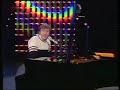 stephan sulke - die moral 1982

wenn da so'n bananenheini drunten am �quator 
seinem volk das letzte st�ckchen brot sich klaut, 
schickt der michel den 'nen barscheck �ber den senator, 
dass der sich damit 'nen neuen palazzo baut. 
doch, wenn joe, der knacker, sich mal wieder eine bank leert, 
weil er urlaub machen will in sankt moritz, 
schreit die meute voll emp�rung: so was ist doch mehr wert, 
nur f�nf jahre knast, das ist wohl ein witz! 
die moral, die moral, die moral von der geschicht', 
die versteh' ich nicht. 

wenn da irgendso ein julius dingsbums oder sonstwer 
ganze v�lker in den boden trampeln kann, 
schw�rmt der friedel nitsche ein paar tausend jahre nacher, 
und im brockhaus steht, er war ein grosser mann. 
aber wenn der depp von nebenan total besoffen, 
sich mal samstagnachts f�r garry cooper h�lt, 
und weil er nicht zielen kann, hat er 'nen kopf getroffen, 
schreit die meute, der muss an die wand gestellt. 
die moral, die moral, die moral von der geschicht', 
die gef�llt mir nicht. 

wenn das lieschen, weil sie doof ist, ihre sch�nen beine, 
jedem hergelauf'nen typen r�ber schiebt, 
sind die spiesser voller lob und beifall f�r die kleine, 
weil sie jedem sich diskret und gratis gibt. 
aber als das lieschen schliesslich doch begriffen hatte, 
wie man schmusen kann, dazu gleich geld verdient, 
stand die ganze heilige familie auf der matte 
und schrie laut, dass sowas sich doch nicht geziemt. 
die moral, die moral, die moral von der geschicht', 
die hat ein dreckiges gesicht.