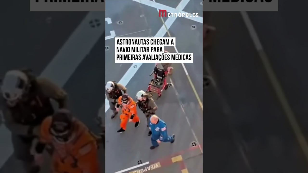 Astronautas chegam navio militar para primeiras avaliações médicas