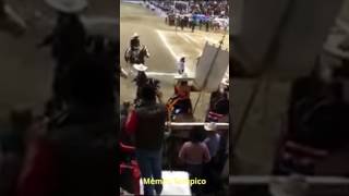 Manuel Velasco cae de caballo