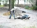 Doi betivi se chinuie sa se ridice din noroi :))))