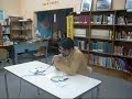 Victor Gonzalez lee para el público su obra.