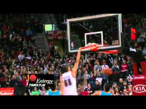 Nicolas Batum posterizes Aminu and Wallace