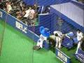 20070923 ドアラ、森野選手に飴の袋渡される