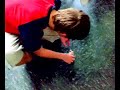 Bj�rn isst Apfelst�ck!! Auf dem Boden zertreten!!!!!