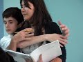 la clase de una maestra en una escuela