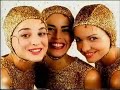 anuncio de freixenet con tamara rojo y jovenes artistas del 2000