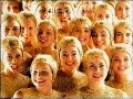 anuncio de freixenet con tamara rojo y jovenes artistas del 2000
