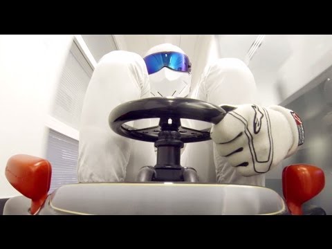 VIDEO: The Stig se roba un Fórmula 1 de las oficinas de Lotus