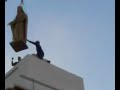 تمثال العذراء يرفع على ظهر الكنيسة
