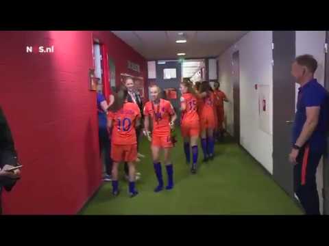 Champagnedouche in de kleedkamer voor Oranjevrouwen EK Vrouwenvoetbal