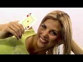 http://www.unibetfree.be

tanja dexters legt de basis regels uit van poker in samenwerking met de poker site http://be-nl.unibet.com

poker is het populairste kaartspel ter wereld.vooral in de verenigde staten heeft poker een rijke traditie, en is het nog steeds de absolute topper. en nu het naar europa komt overwaaien, hebt jij de kans om dit fascinerende kaartspel te ontdekken.

online poker is de nieuwste en meest opwindende manier om poker te spelen. ook voor beginners is dit de ideale manier om het spel te ontdekken. het is envoudig en snel, maar om je een weg te banen door de pokerjungle kan je misschien best wel wat hulp gebruiken. daarom zal tanja dexters je in de volgende filmpjes door de basisregels van poker leiden, zodat je het spel onder de knie hebt, en aan de slag kan gaan.
poker wordt gespeeld aan een tafel, en het aantal spelers rond die tafel vari�ert van twee tot tien. de spelers gebruiken voor het spel een standaard deck van 52 kaarten. de laagste kaart is een twee, de hoogste een aas. bij poker worden chips van verschillende waarde gebruikt, die symbolisch dienst doen als geld.
het basisdoel van het spel, is om een zo sterk mogelijke hand te vormen, en zo de pot te winnen. tijdens het spel zul je twee persoonlijke kaarten in je handen hebben, en zullen er vijf gemeenschappelijke kaarten op tafel liggen.uit die zeven kaarten zal je een combinatie van vijf kaarten moeten kiezen.
een hand bestaat dus uit vijf kaarten van jouw keuze. daarvan heb je er ofwel twee in je hand, en liggen er dan drie op tafel, ofwel gebruik je enkel ��n kaart in je handen, en vier op tafel, ofwel gebruik je alle vijf kaarten die op tafel liggen om je hand te vormen. de pot is het totale bedrag dat door de verschillende spelers wordt ingezet tijdens het spel. de winnaar van het spel wint de pot.