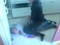 Mackan s�tter p� d�ckad Mongo