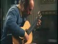 el maestro de la guitarra julian bream interpreta una de las cinco bagatelles de william walton