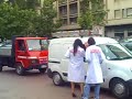 Dottoresse sexy fanno sfogare gli automobilisti