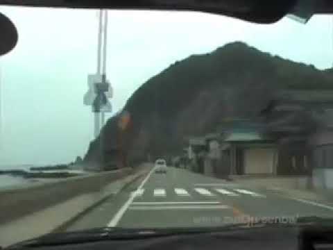 [V0038] 010502 日本海沿いの笹川流れを北上する快走国道345号から国道7号に入り羽越本線の列車が疾走