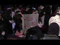 21 Febrer 2012 Barcelona.- Milers de persones es manifesten a Barcelona en solidaritat amb les víctimes de les càrregues a València Tres mil persones es van manifestar ahir a Barcelona en solidaritat al poble valencià per les càrregues policials que els últims dies han patit els estudiants d'instituts valencians que es manifestarven contra les retallades en educació. La protesta, convocada per l'Acampada de Barcelona, va condemnar la violència injustificada contra els menors, amb consignes com 