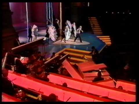 nijholt - GALA VAN DE EEUW 100 jaar koninklijk theater Carré AVRO, 14 december 1987 Willem Nijholt zingt en danst fragmenten uit de musical: