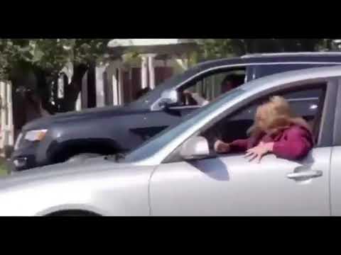 Szybciutka karma, baba wymachująca Fuckami do protestujących