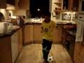 Mini-Ronaldinho s'entraîne à la maison
