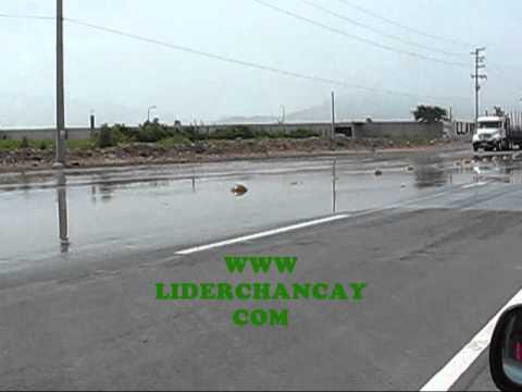 Desborde de acequia afectó la carretera de la Panamericana Norte