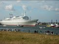 Binnenkomst SS Rotterdam cruiseschip bij Rozenburg