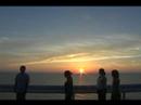 『ナイランド ～なくし者賛歌～』2007/日本/カラー/51min/アドベンチャー風ファンタジーhttp://matsumoto-movie.hp.infoseek.co.jp/なくしものを した者だけが 訪れる島。そこは、なく島。【ストーリー】その人にとって何か大切なものをなくした時、夢うつつの中 辿り着く島、なく島。その島から脱する方法は、島のどこかにある「なくしもの」を探し出す事であった。なく島に、長い間滞在している栄子は、自身のなくしものが何かも分からずにいる、特異な人間の一人。栄子は、音を無くした作曲家の久保と共に、毎日 島に辿り着く人達の手助けをしていく...。【解説】「なくしものをした者だけが訪れる島」という自主制作映画では不可能に近い架空の島の設定を実現させたのは、人口４００人弱の新潟県の離島、粟島。今も残る自然と、綺麗な海は絶好のロケーションで、粟島役場も全面協力、島の子供達をはじめ島民も出演。2006年の夏、完全離島ロケで撮影された。音楽はＴＶドラマの主題歌等にタイアップ曲のあるアーティストＹＵＭＥが担当。今作では主演の一人としても出演している。出演/川島田ユミヲ ＹＵＭＥ 李貞儀 山田望乃 衣畑裕司村山沙織 月乃光司（こわれ者） 高橋なんぐ（ＮＡＭＡＲＡ）森下英矢（ＮＡＭＡＲＡ） エグチアユム（ＮＡＭＡＲＡ代表）  脇川菜々子 本保ゆいか 他主題歌協力 野狐禅