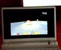 q3a auf meinem EeePC von Asus. CPU läuft bei 900 Mhz, bei 60° stabil.Ø FPS: 60-70Spiel wird übers WLAN aufgerufen.Hab noch keine Maus angeschlossen, deswegen das schlechte Movement ;) Eine Hand muss immerhin auch filmen ;)