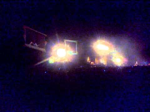 villa - Boludo prende bengala ,Chizzo corta el tema en repudio total por tal acto!!!Un grande.