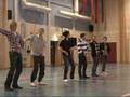 hela skolan dansar / olika