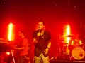 konzert in winterthur (ch) am 27.4.2007 

war der hammer!!!

i erkenne mi n�mme
i chan nid gloube zu was du mich hesch tribe
h�t's doch scho lang s�lle gseh s�scht �berlegi
sch doch meh
h�t mini finger vo dir s�lle lah blibe
du hesch es st�ndig probiert
bis i de glich uf di bi ine gfloge
wit wett es w�r nie passiert i h�t fr�echer kapiert
wie verloge du bisch

lueg e mal jetz steisch alleini da
sisch n�mme so wi du's mal hesch gha
die zyt mit dir isch f�r di verby
la mi la si

nie meh so falsch
nie meh so chalt
nie meh es l�b� im r�g� mues mir nid la s�g�
wies louft
jetz gang d�r die t��r
wird doch gl�cklech mit dir
eifach allei u wit w�g vo mir

w�rdi alli gedanke
�ber alls wo du mi hesch zur wiisgluet tribe
anenand h�re bige une strophe drus schribe
w�rd d� song viu ds l�ng f�r uf ene schibe

bi zwar nid g�rn alleini aber
giebs nume di de h�tti lieber e keini
nume verlooreni zyt wo mir niemer meh git
isch jedes wort wo i no a di verschw�nde

jetz steisch alleini da
es wott di niemer ha
wird gl�cklech mit dir
wit w�g vo mir