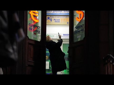 Sanktionen gegen russische Banken: Der Rubel rollt - nach unten