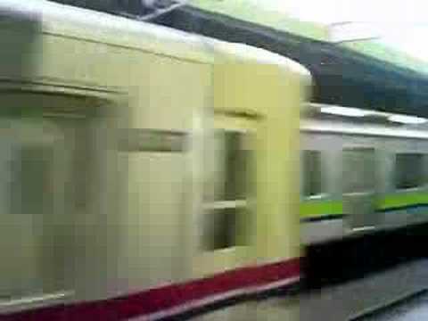 都営新宿線東大島駅を通過する急行電車