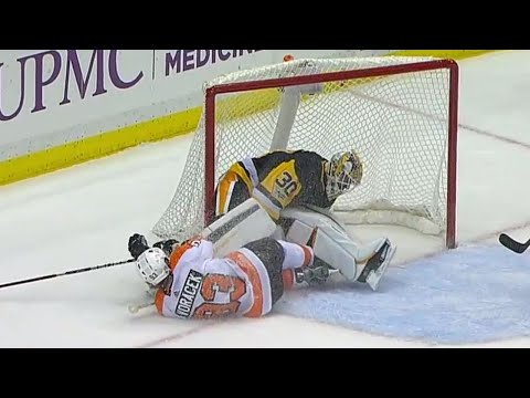 Video: Penguins' Murray leaves game after Flyers' Voracek crashes into him