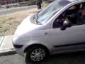 rix en su matiz yendose por la banketa