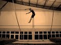 acrobacias em trampolim acrobatico