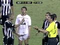 Andre Luís tira o cartão amarelo da mão do árbitro