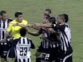 Andre Luís tira o cartão amarelo da mão do árbitro