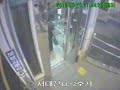 [ハプニング]韓国で、電動車イスに乗った男性がキレて、エレベーターのドアを破壊し落下のサムネイル