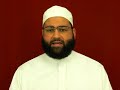 Pour devenir musulman, il faut PRONONCER immédiatement : Je témoigne qu'il n'y a pas d'autre dieu que Dieu et je témoigne que Mouhammad est le Messager de Dieu. Si la personne n'arrive pas à prononcer correctement Mouhammad, elle appelle le Prophète Mouhammad par son surnom : Abou l-Gacim, c'est-à-dire le père de Gacim qui était donc son fils.                  Il faut également avoir pour croyance que ce monde a un Créateur : Dieu, Qui n'a absolument aucune ressemblance avec Ses créatures et qu'Il existe de toute éternité sans endroit et sans comment. Il a des attributs de perfection dignes de Lui et Il est exempt de toute imperfection. Il faut aussi croire que Mouhammad est le dernier Messager de Dieu et que le premier d'entre eux est Adam. Moise, Jesus, Noé, Ibrahim, et tous les autres prophètes  sont tous des envoyés de Dieu et ils ont tous appelé à la même religion : l'Islam. Ils ont eu des miracles comme preuves de leur véracité. Ils sont preservés du mensonge, de l'indécence, de la mécréance, des grands péchés et des petits péchés de bassesse. Ils sont tous beaux, ils ne sont pas répugnants. Ce sont les meilleurs d'entre les hommes.