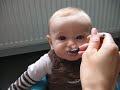 Hugo comiendo su primera papilla