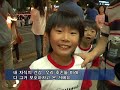 광우병 쇠고기 집회가 불법이라고 얘기합니다.역사에서 경찰과 정부가 불법이라 단정지은 사건들은 많습니다.419혁명, 518광주, 87년 6월 항쟁, 여중생 사망 촛불 집회, 탄핵반대 집회 등등...하지만 민주주의는 투표나 하고, 대통령이나 국회의원들의 뻘짓을 구경이나 하는게 아닙니다오히려 역사는 거리의 외침을 정의로 기록해왔습니다..더 많은 사람이 함께 합시다! 광우병 반대 촛불 시위영상 보시고 반응 남겨 주신 분들 정말 감사드립니다..^^5월 14, 15, 17일 저녁 7시 청계광장으로 모입시다국민들의 말에는 귀를 닫은 채 변명만 늘어놓고...다른 한편으로는 불법이라며 '엄중 대처' 한다는 이 정부!!물론 우리의 수가 줄길 손꼽아 기다리는 2MB에게당신들의 헛짓거리를 더 이상 그냥 앉아 볼 수는 없다는 분명한 메세지를전해줍시다..5월 14, 15, 17일 저녁 7시 청계광장으로!!친구 가족과 함께 나옵시다!!