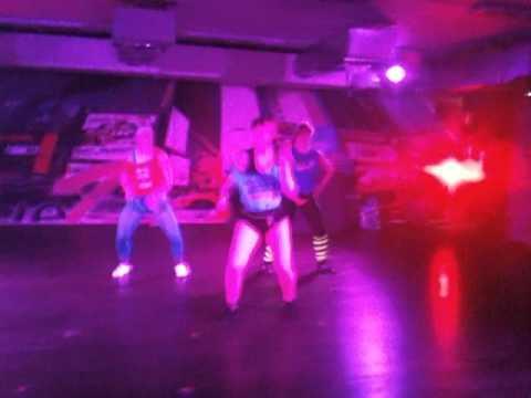 Jane Fonda Girls - Zumba vaihtui hyvässä seurassa Jane Fonda:ksi, kun päälle puettiin trikoot ja stringit. Klassikko jo syntyessään. Zumba was chanced to Jane Fonda dance when ...