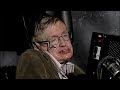 سخنرانی استیون هاوکینگ (Stephen Hawking) با زیرنویس فارسی شاید بتوان استیون هاوکینگ را مشهورترین فیزیکدان زندۀ جهان دانست. این دانشمند بریتانیایی متخصص کیهانشناسی و جاذبۀ کوانتومی، و به ویژه مبحث سیاهچاله های فضایی است. وی در طول چهل سال فعالیت پربار علمی توجه جهانی را به خود جلب کرده است، و مدال های بسیاری (آخرینش بالاترین مدال غیرنظامی آمریکا از باراک اوباما در اوت ۲۰۰۹) دریافت کرده است. او همچنین در زمینۀ فراهم آوردن مسائل پیچیدۀ علمی برای عموم مردم بسیار موفق بوده است. کتاب های او چون «تاریخچۀ زمان» و «جهان در پوست گردو» میلیون ها نفر را با مبانی فیزیک نوین آشنا نموده و آنها را به فهم علمی جهان علاقمند کرده است. در این سخنرانی زیرنویس شده، هاوکینگ برخی از بزرگترین پرسش های دیرین بشر را مطرح می کند از جمله: از کجا آمده ایم؟ جهان چگونه آغاز شده؟ حیات از کجا آمده؟ آیندۀ نژاد انسان در کیهان چیست؟ استیون هاوکینگ در ۸ ژانویه ۱۹۴۲ (دقیقا سیصد سال پس از مرگ گالیله) در آکسفورد انگلستان به دنیا آمد و دوران کودکی و تحصیلات اولیه اش را در همانجا گذراند. او از همان کودکی به ریاضی علاقه داشت و آرزوی دانشمند شدن در سر می پروراند. او در ۱۷ سالگی تحصیلات عالی خود را در رشته فیزیک و اخترفیزیک دنبال کرد و در سن ۲۱ سالگی آمادۀ دورۀ دکترا در رشتۀ کیهانشناسی بود که مجبور شد به دلیل ناراحتی عضلانی به بیمارستان برود. بیماری او یک بیماری لاعلاج به نام «اِی اِل اِس»تشخیص داده شد که به تدریج تمام بدن را فلج می کرد. حداکثر عمر باقیماندۀ او دو تا سه سال پیشبینی شد که ضربۀ روحی محکمی به هاوکینگ جوان بود. ولی او رویای کشف طبیعت جهان را رها نکرد و تصمیم گرفت نهایت استفاده را از عمر کوتاه خود بکند <b>...</b>